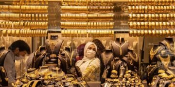الذهب يتراجع في مصر.. عيار 21 يسجل 5650 جنيهًا