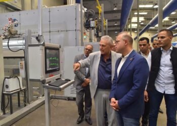 وزير الاستثمار يتفقد شركة فارما بلاست لتصنيع المستلزمات الطبية