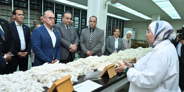 وزير الاستثمار ومحافظ الإسكندرية يبحثان مع قيادات الهيئة العامة للتحكيم واختبارات القطن خطط التطوير ورفع كفاءة الأداء المؤسسي