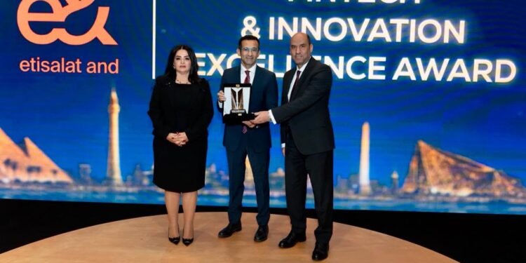 “إي آند مصر” تحصد جائزة التميز في التكنولوجيا المالية ضمن قمة مصر للأفضل 2026