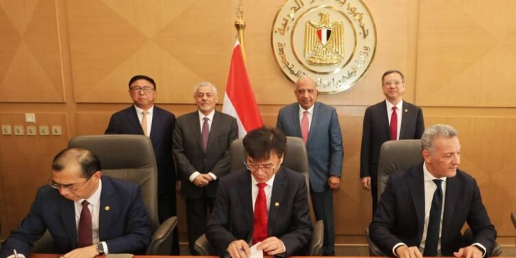 الكهرباء توقع اتفاقيات لإنشاء محطتي تخزين طاقة بالبطاريات بسعة 1500 ميجاوات ساعة في الزعفرانة وبنبان