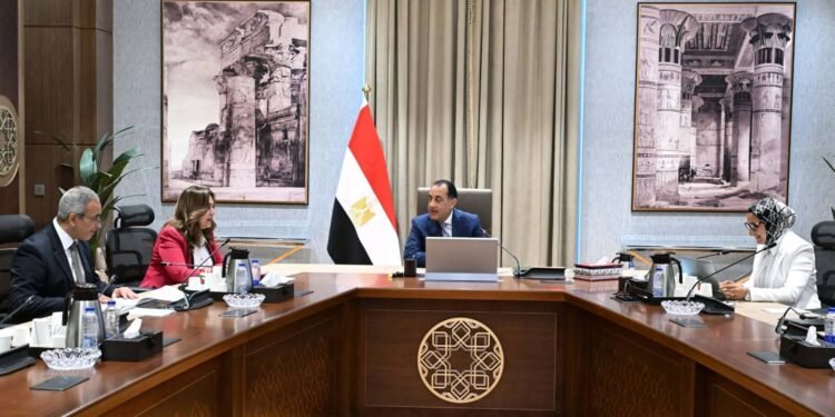 الوادي الجديد تستهدف بناء اقتصاد صحراوي متكامل قائم على الصناعة والطاقة النظيفة
