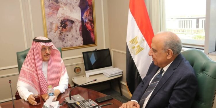 الكهرباء وأكوا باور تتابعان تنفيذ مشروعات طاقة متجددة بقدرة 2300 ميجاوات