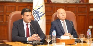 وزير الصناعة : تسليم 43 عقد تقنين أوضاع يعزز النشاط الصناعي والاستثماري في شق الثعبان