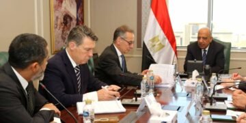 الكهرباء و«EBRD» يناقشان خطط تطوير الشبكة ورفع مساهمة الطاقة النظيفة إلى 45% بحلول 2028