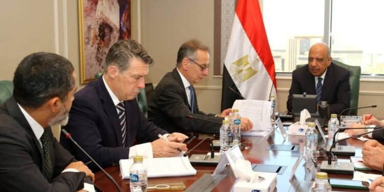 الكهرباء و«EBRD» يناقشان خطط تطوير الشبكة ورفع مساهمة الطاقة النظيفة إلى 45% بحلول 2028