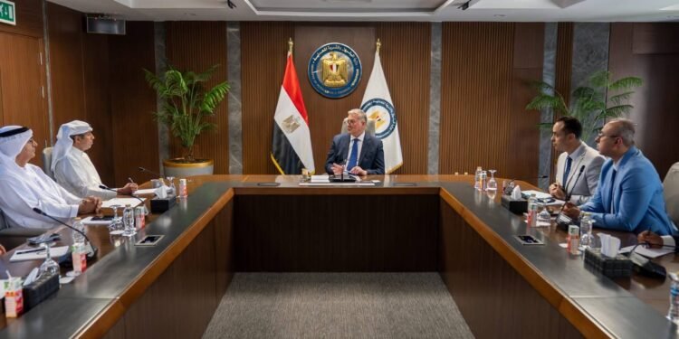 وزير البترول يبحث مع «إينوك» الإماراتية التوسع في استثمارات تموين الطائرات والاستكشاف البترولي بمصر