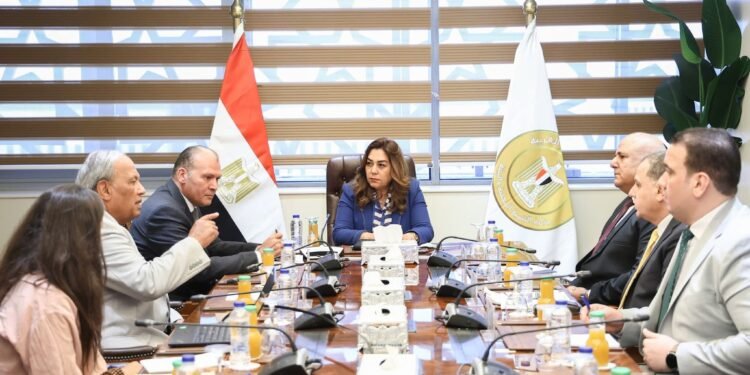 التنمية المحلية والبيئة تبحث تعزيز الاستثمارات المحلية ودعم الصناعات الصغيرة بالمحافظات