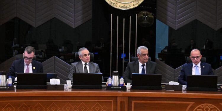 الاقتصاد المصري ينمو 5% في الربع الثالث من 2025/2026 بدعم الصناعة والاتصالات
