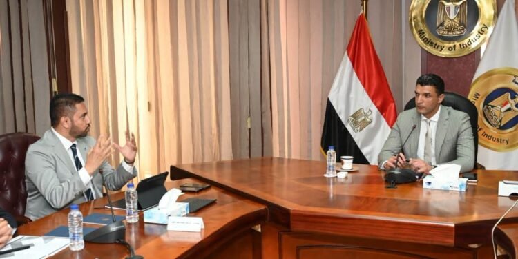 خالد هاشم: «شمس الصناعة» تستهدف تركيب محطات طاقة شمسية فوق أسطح 7000 مصنع فى محافظات مصر