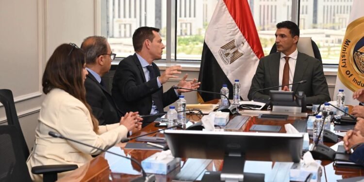 شنايدر إلكتريك تستهدف زيادة المكون المحلي إلى 85% والتوسع في الإنتاج من مصنع بدر