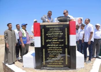 رئيس هيئة تنمية الصعيد ومحافظ قنا يشهدان وضع حجر الأساس لمشروع شتلات قصب السكر