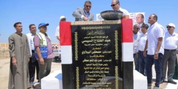 رئيس هيئة تنمية الصعيد ومحافظ قنا يشهدان وضع حجر الأساس لمشروع شتلات قصب السكر
