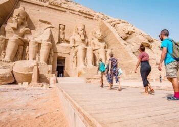 البنك المركزي: الإيرادات السياحية ترتفع إلى 14.4 مليار دولار وتحويلات المصريين