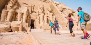 البنك المركزي: الإيرادات السياحية ترتفع إلى 14.4 مليار دولار وتحويلات المصريين