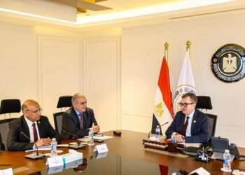 وزير التخطيط يبحث مستجدات تطبيق موازنة البرامج والأداء لتعزيز كفاءة التخطيط والاستثمارات الحكومية