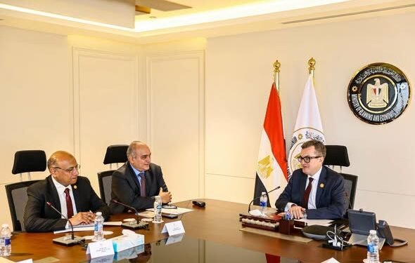 وزير التخطيط يبحث مستجدات تطبيق موازنة البرامج والأداء لتعزيز كفاءة التخطيط والاستثمارات الحكومية