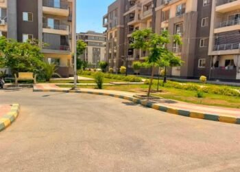 وزيرة الإسكان تتابع مشروعات العاشر من رمضان وحدائق العاشر