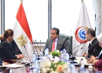 وزير الصحة يبحث تطوير منظومة المناظرات الطبية عن بعد لتوسيع الخدمات