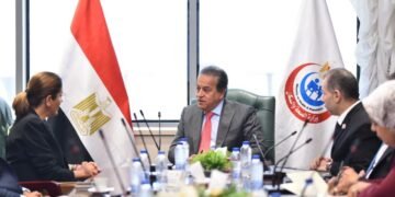 وزير الصحة يبحث تطوير منظومة المناظرات الطبية عن بعد لتوسيع الخدمات