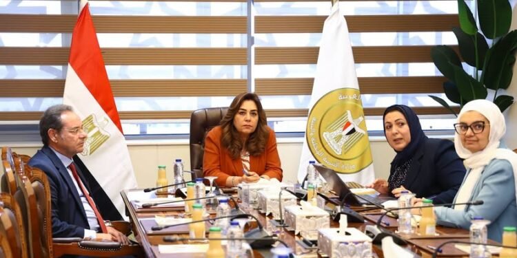 منال عوض تتابع مشروع الاقتصاد الأزرق