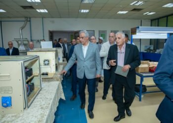 وزير الإنتاج الحربي يتابع تطوير «بنها للإلكترونيات»