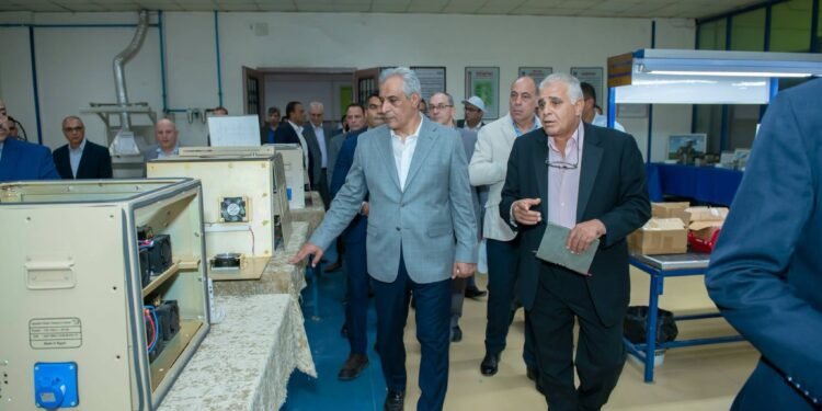 وزير الإنتاج الحربي يتابع تطوير «بنها للإلكترونيات»