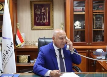 وزير النقل يكرم مواطنة أسوان بعد تصديها لرشق قطار بالحجارة: نموذج للمواطنة الإيجابية