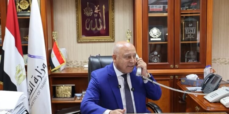 وزير النقل يكرم مواطنة أسوان بعد تصديها لرشق قطار بالحجارة: نموذج للمواطنة الإيجابية