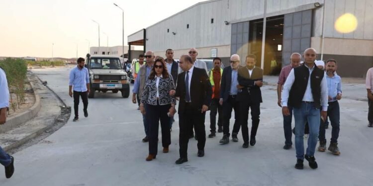 وزيرة التنمية المحلية والبيئة تتفقد مدينة معالجة المخلفات بالعاشر وتوجه بتسريع تنفيذ المشروعات
