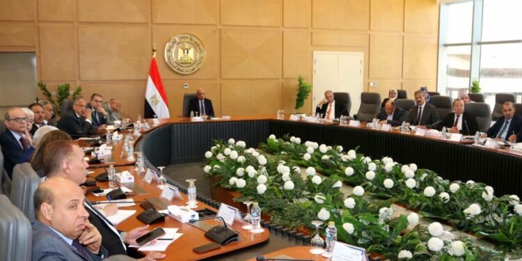 وزير الكهرباء يتابع خطة رفع كفاءة الطاقة وتشديد الرقابة على الأجهزة الكهربائية