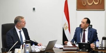 رئيس الوزراء يتابع مع وزير البترول مشروعات الطاقة.. وارتفاع إنتاج النفط وتطورات حقل كرونوس على رأس الملفات