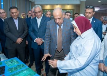 وزيرا الإنتاج الحربي والكهرباء يتفقدان «بنها للصناعات الإلكترونية» لدعم التصنيع المحلي