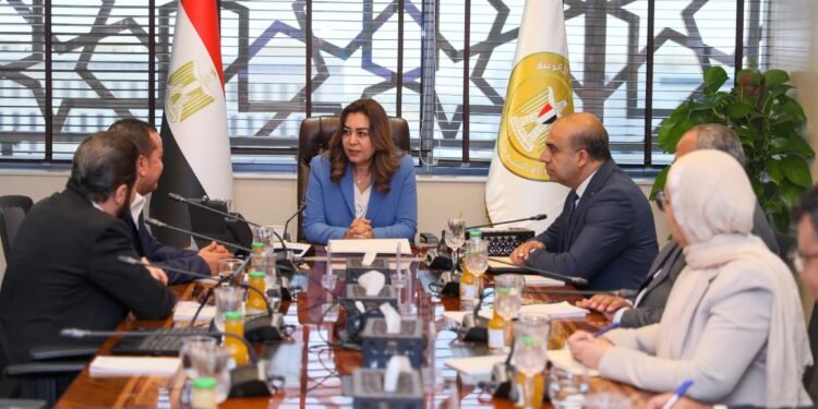 الحكومة تدرس إنشاء منظومة وطنية لإدارة المخلفات الدوائية لتعزيز الاقتصاد الدائري وحماية البيئة