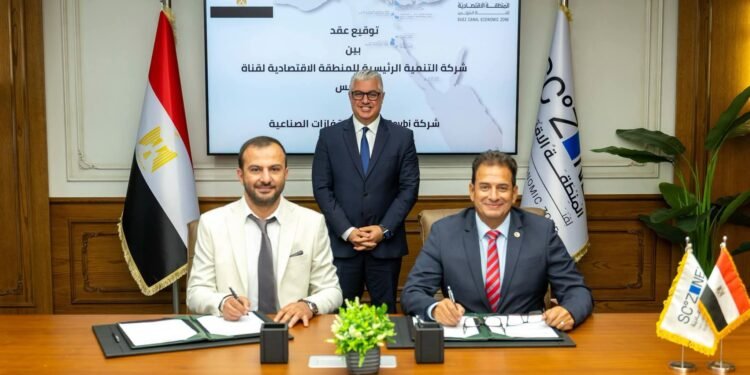 اقتصادية قناة السويس توقع مشروعًا جديدًا لتصنيع القفازات الصناعية باستثمارات 1.5 مليون دولار