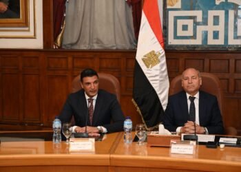 وزير الصناعة ومحافظ القاهرة يسلمان 40 عقدًا لتقنين أوضاع مصانع وورش شق الثعبان