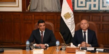 وزير الصناعة ومحافظ القاهرة يسلمان 40 عقدًا لتقنين أوضاع مصانع وورش شق الثعبان
