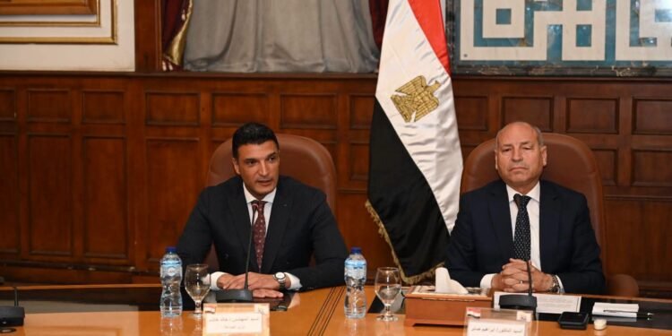 وزير الصناعة ومحافظ القاهرة يسلمان 40 عقدًا لتقنين أوضاع مصانع وورش شق الثعبان