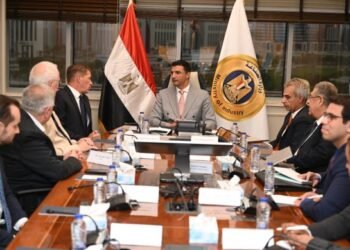 وزير الصناعة يبحث مع مرسيدس-بنز التوسع في تصنيع السيارات بمصر