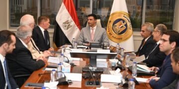 وزير الصناعة يبحث مع مرسيدس-بنز التوسع في تصنيع السيارات بمصر
