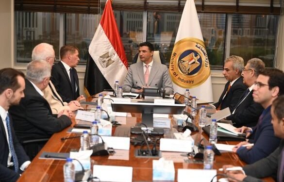 وزير الصناعة يبحث مع مرسيدس-بنز التوسع في تصنيع السيارات بمصر