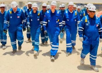 وزير البترول يتفقد مشروع بتروجت بحقول النفط الإماراتية