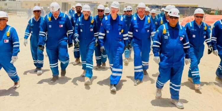 وزير البترول يتفقد مشروع بتروجت بحقول النفط الإماراتية