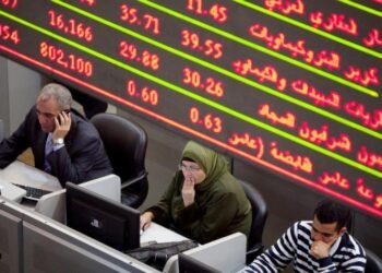 البورصة المصرية تغلق على تراجع.. المؤشر الرئيسي يفقد 0.95% ورأس المال السوقي يخسر 15 مليار جنيه