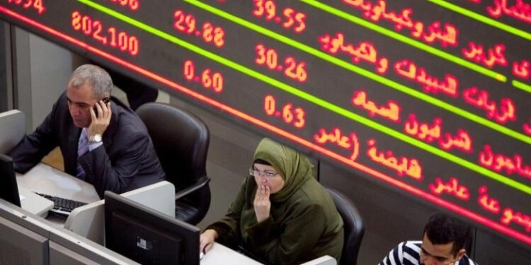 البورصة المصرية تغلق على تراجع.. المؤشر الرئيسي يفقد 0.95% ورأس المال السوقي يخسر 15 مليار جنيه