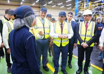 وزير العمل يتفقد شركة بروميتيون للإطارات الدولية بالإسكندرية