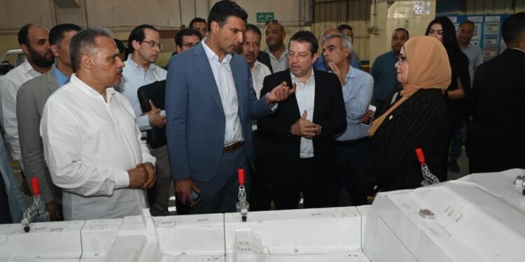 وزير الصناعة ومحافظ الشرقية يتفقدان 3 مصانع للصناعات الهندسية والكهربائية