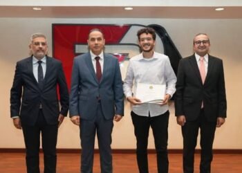 رئيس الهيئة العامة للرقابة المالية يلتقي الطلاب المتميزين ويؤكد التوسع في برامج التوعية