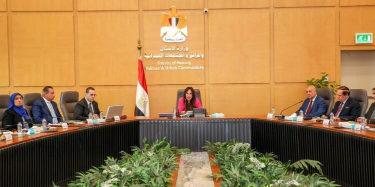 وزيرة الإسكان تتابع تقنين الأراضي المضافة بالمدن الجديدة وخطة تطوير الساحل الشمالي حتى 2030