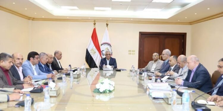 وزير الدولة للإنتاج الحربي يبحث مستجدات الإنتاج وخطط تطوير الشركات التابعة